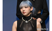 HANA・JISOO、ILLITとのコラボMVオフショット「唯一無二の可愛さ」「パンクスタイルが似合う」制服姿に反響 画像