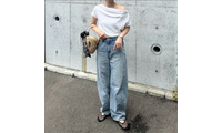 オフショルの抜け感が主役。ワイドデニムで作る大人カジュアル【40代の毎日コーデ】 画像