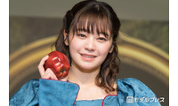 「御上先生」吉柳咲良「空を頭に纏った」青バンダナ×ノースリコーデに反響「オシャレ上級者」「映画のワンシーンみたい」の声 画像
