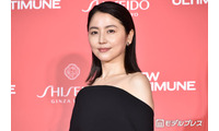 長澤まさみ、美背中ざっくり白ドレスショット公開「見返り美人」「まるで女神」と反響 画像