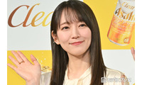 吉岡里帆、美デコルテ透ける白ノースリ姿に熱視線「美しすぎて二度見」「透明感がハンパない」 画像