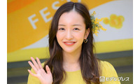 板野友美、ミニスカ平成ギャル姿の全身ソロショット公開「ビジュ最強」「スタイル抜群」の声 画像