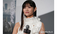 早見沙織、美脚チラ見せワンピース姿「大人の魅力」「脚のラインが綺麗すぎ」 画像