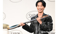 SixTONES田中樹、黒髪イメチェンで印象ガラリ 会見中に衣装チェンジで“オフ”姿も披露 画像