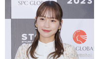 川栄李奈、美脚際立つミニワンピ姿のタイ旅行ショット公開「透明感すごい」「脚が真っ直ぐで綺麗」 画像