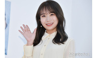 秋元真夏、黒ノースリの自撮りショット公開「肌が発光してる」「デコルテも綺麗」と絶賛の声 画像