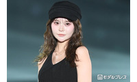 登録者数80万人超YouTuber、21歳バースデーの白ミニドレス×赤タイツ姿に「美脚が眩しい」「おしゃれで可愛すぎ」と絶賛の声 画像