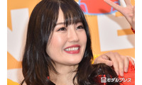“可愛すぎる新喜劇女優”小寺真理、ミニスカからほっそり美脚披露「セクシー」「脚線美に目が釘付け」の声 画像