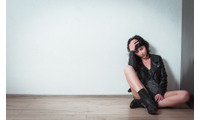 重量のある体に圧倒される快感…。彼の体にのぼせあがった彼女がとった行動は 画像