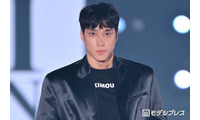 「脱出おひとり島」出演の“イケメン警察官”パク・ミンギュ、個性的なモノトーンコーデ着こなし【関コレ2026A/W】 画像