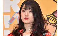 “可愛すぎる新喜劇女優”小寺真理、圧巻美脚際立つミニスカスーツ姿に熱視線「大人の色気がすごい」「綺麗なボディライン」 画像