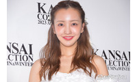 板野友美、ミニ丈ボトムス×ロングソックスで美脚スラリ「憧れのスタイル」「大人ガーリー素敵」と反響 画像