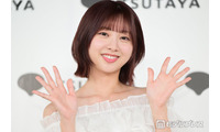 元日向坂46富田鈴花、ユニフォーム×ミニスカ始球式コーデで美脚スラリ「スタイル抜群」「めっちゃ似合ってる」と反響 画像