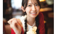 日向坂46金村美玖、“あーん”する彼女感あふれる赤ニット姿 2nd写真集先行カット第4弾解禁 画像