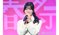 「今日好き」秋山みづき、美脚際立つ波打ち際ショットに反響「顔が小さくてスタイル抜群」「透き通るような白い肌」 画像
