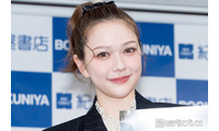 村重杏奈、美ボディ際立つ水着姿で川遊び満喫「透き通るような白い肌に目が釘付け」「重ね着コーデ可愛すぎる」の声 画像