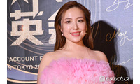 平原綾香、スラリ美脚のぞくスリットスカート姿で“駆け出しポーズ”「脚めちゃくちゃ綺麗」「スタイル抜群」と反響 画像