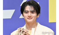鈴鹿央士、祖母役演じた初共演女優に感謝「“おばあちゃんのために”というのを思い起こさせていただけた」【藁にもすがる獣たち】 画像