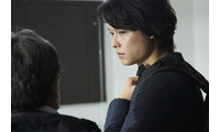 松村北斗＆今田美桜、岸善幸監督の演出について明かす『白鳥とコウモリ』メイキング写真＆コメント 画像