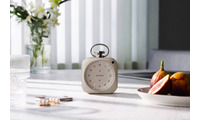 バルミューダの「The Clock」に特別カラー・シャンパンゴールドが登場。新機能「ナイトルーティン」も話題に 画像