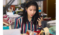 綾瀬はるか主演「ファーストボイス」ファーストサマーウイカの出演は監督発案「彼女しかいない」ソバージュ＆ボディコン姿の場面写真解禁 画像