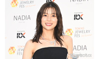 芳根京子、オーバーサイズジャケットから美脚チラリ「スタイル抜群」「シックでおしゃれ」と反響 画像