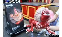 USJ、バイオ「リッカー・ポップコーンバケツ」公開 長い舌に鋭い爪…不気味さ精巧に再現 画像