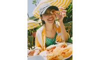 中町綾、プールサイドでの姿＆バスローブのオフショットも 初写真集新規カット公開 画像