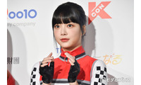 LE SSERAFIMウンチェ、ショート丈ボトムスで美脚スラリ「脚長すぎる」「完璧なスタイル」の声 画像