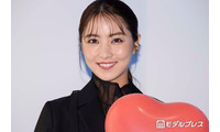 石川恋、オフショル姿でビール満喫 タンザニア旅行ショットに「彼女感すごい」「肩のラインが綺麗」の声 画像