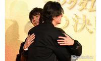 山崎賢人＆山田裕貴、嬉しい報告に熱い抱擁 客席から登場に歓声上がる【キングダム 魂の決戦】 画像