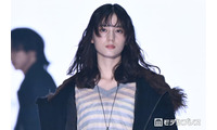 日向坂46小坂菜緒、モードコーデで存在感放つ アンニュイな表情で観客魅了【TGC2026A/W】 画像