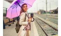 お育ちがバレる！「雨の日に」電車や公共の場でやっていたら「今すぐやめてほしい」こととは 画像