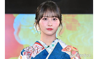 ≠MEメンバー、美脚まぶしい総フリルミニワンピ姿公開に反響「目がくらむほど可愛い」「お人形さんみたい」の声 画像