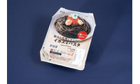 ファミマ、ワンコイン以下の「イカスミパスタ」新登場 深みとメリハリの効いた本格派 画像