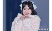 本田紗来、犬モチーフニット×ミニスカート姿で登場 弾ける笑顔に「天使すぎる」「どこから見ても可愛い」【ガルアワ2026A/W】 画像