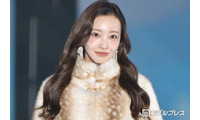 板野友美、ファーアウター×フレアミニスカで美脚際立つ「神スタイル」「ずっと可愛い」と反響 画像