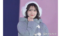 乃木坂46筒井あやめ、イヤーマフ×レッグウォーマーの冬コーデ 愛らしい笑顔に「冬の妖精みたい」「天使すぎる」の声【ガルアワ2026A/W】 画像