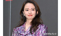 第1子出産の山本舞香、美デコルテ際立つキャミ姿公開に反響「スタイル抜群」「絵になる」 画像