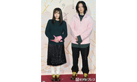 YOASOBI、お揃いの靴＆春めいたファッションで登場「朝ドラでYOASOBIか」ユニット名とのギャップに言及 画像