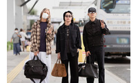 Mrs. GREEN APPLE、高松空港に到着 約3年ぶりアリーナツアー直前のイメチェン姿をキャッチ 画像