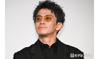 小栗旬、間宮祥太朗の全身和彫り姿アピール “8割全裸”に「ネイキッド間宮」とお茶目発言【バッド・ルーテナント：トウキョウ】 画像