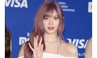 IVEイソ、白ワンピ姿で美脚スラリ「天使」「透明感レベチ」の声 画像