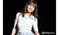 新婚の元AKB48メンバー、前撮りドレス姿公開 夫との密着ショットに「メガネつけてるギャップが可愛くて最高」「自然体の笑顔が素敵」と反響 画像