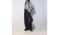 大人の「チェック柄シャツ」はモノトーンで。カジュアル小物を添えた軽快な着こなし 画像