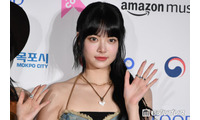 LE SSERAFIMウンチェ、美ウエスト輝くフロリダ・ディズニー満喫コーデ「くびれに目を奪われる」「ラフな姿でもスタイル抜群」 画像