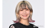LiSA、ツアーグッズリメイクしたロングシャツ×網タイツで際立つ美脚「センス抜群」「カッコいい」の声 画像
