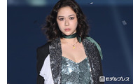 村重杏奈、胸元ざっくりドレス姿でクールな表情「大人の色気」「雰囲気違う」の声【TGC北九州2026】 画像
