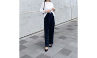 抜け感シアー×美脚トラウザー。白トップスのきれいめ秋スタイル【40代の毎日コーデ】 画像