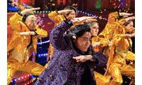 武将、僧侶、奇抜なダンス…山田孝之演じるK井K一の七変化　Netflixシリーズ「国民クイズ」場面カット 画像